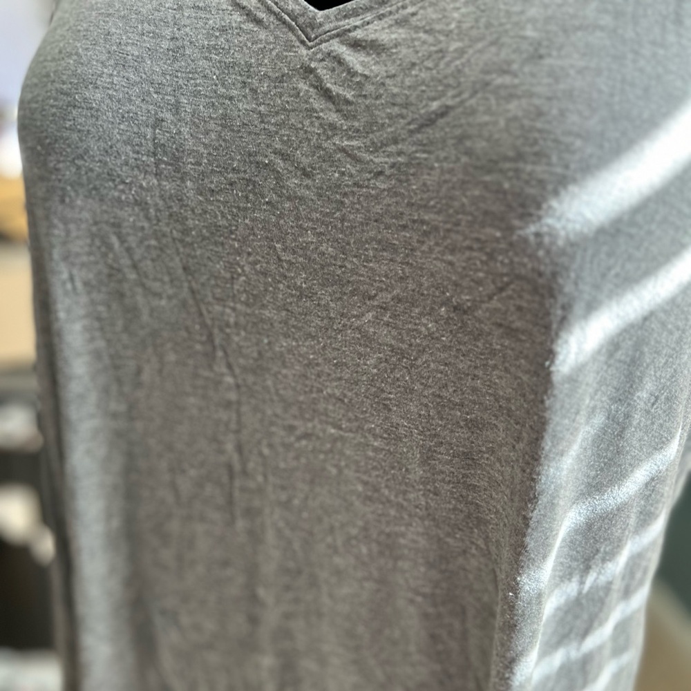๐๏ธ2 for $6.00๐๏ธ Grey V neck Tee - Picture 6 of 7